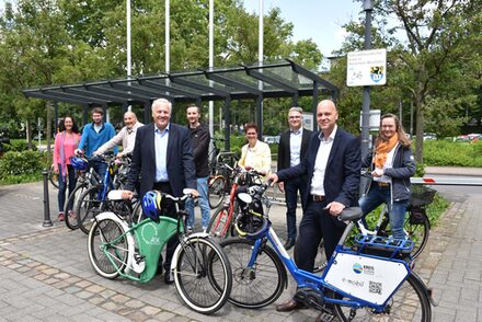 Die Vertreter mit den Fahrrädern