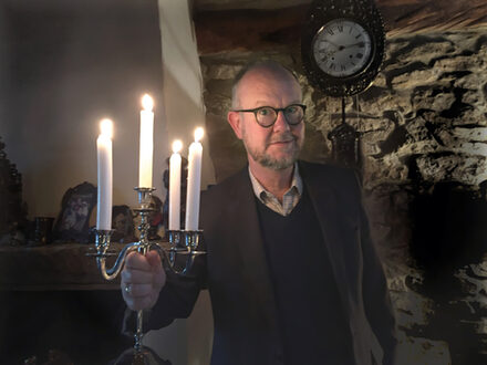 Ralf Kramp mit Kerzenleuchter