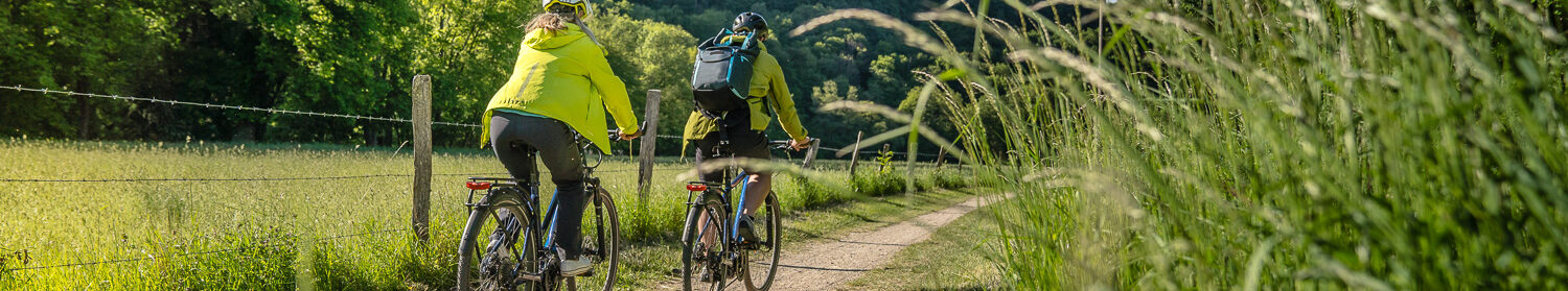 Radfahrer auf einem Feldweg im Kreis Düren.