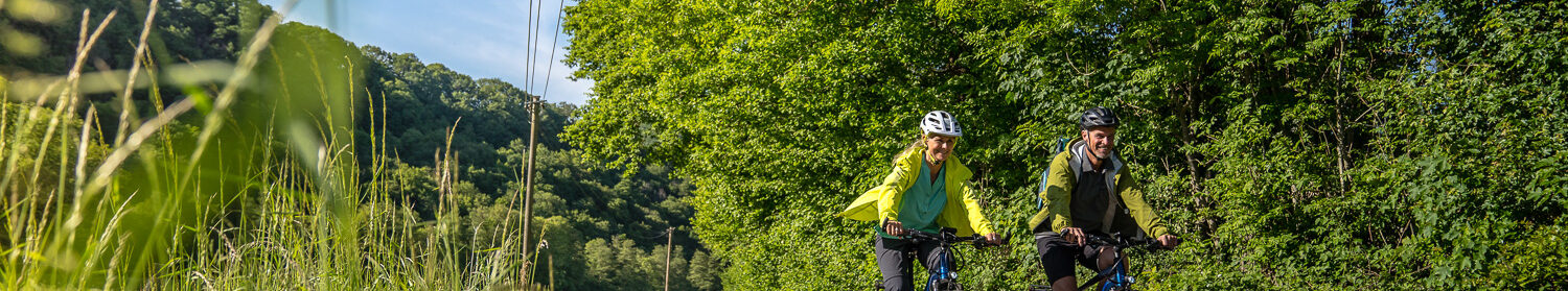 Zwei Radfahrer fahren auf dem RurUfer-Radweg.