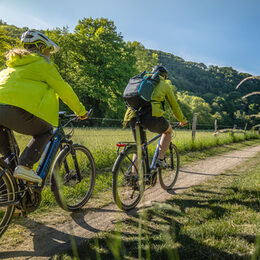 Zwei Radfahrer fahren auf dem RurUfer-Radweg.