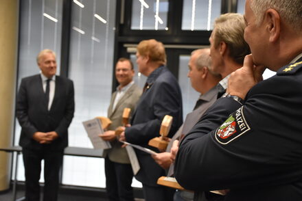 Gruppenbild mit Polizeiemblem vorne