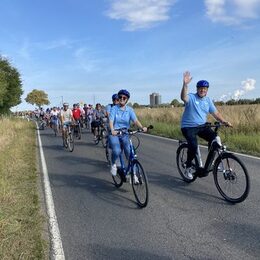 Das Bild zeigt den Landrat und weitere Personen auf dem Fahrrad auf der Straße