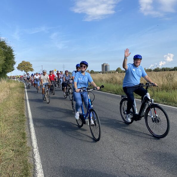 Das Bild zeigt den Landrat und weitere Personen auf dem Fahrrad auf der Straße