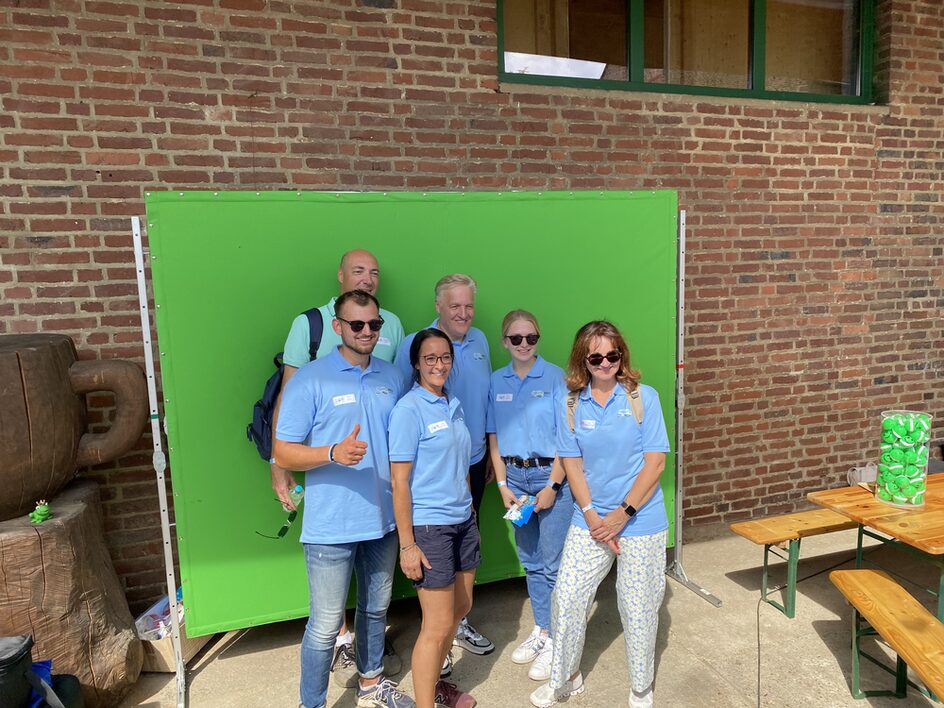 Das Bild zeigt mehrere Personen vor einem Greenscrren - sie lassen sich fotografieren