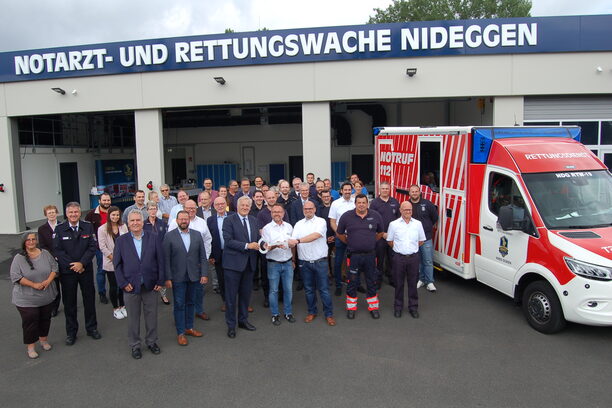 Landrat Wolfgang Spelthahn überreicht den Verantwortlichen einen symbolischen Schlüssel zur Eröffnung der Rettungswache Nideggen.
