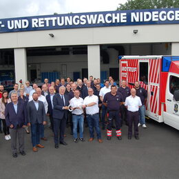 Landrat Wolfgang Spelthahn überreicht den Verantwortlichen einen symbolischen Schlüssel zur Eröffnung der Rettungswache Nideggen.