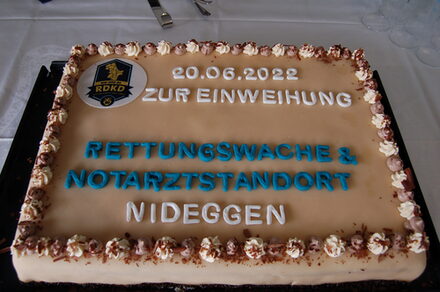 Eine beschriftete Torte gab es zur Einweihung der Rettungswache Nideggen.