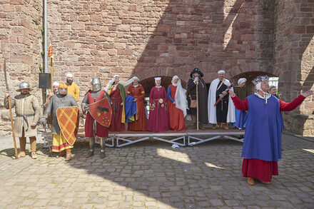 Eine Delegation des Deutschen Ritterconventes gibt sich auf Burg Nideggen die Ehre.