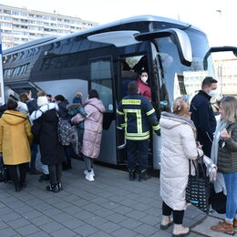 Ankommende Menschen am Bus