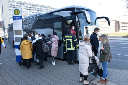 Geflüchtete kommen mit dem Bus an