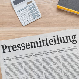 Zeitung mit der Headline Pressemitteilung