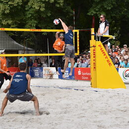 Volleyballspieler auf dem Beachfeld