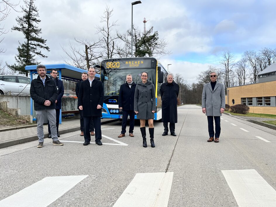 Starkes Zeichen für den Öffentlichen Nahverkehr: Kai Mohnen (Stadt Aachen), Hans-Peter Geulen (AVV), Nik Asbach und Jan-Oliver Mau von der Rurtalbus GmbH, Heiko Sedlaczek (NVR), Anne Schüssler (Kreis Düren), Landrat Wolfgang Spelthahn und Jens Kuchenbecker (FZJ) (v.l.) freuen sich über die neue Schnellbuslinie SB20.