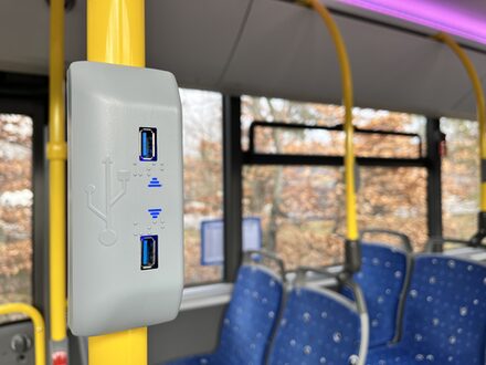 Der Schnellbus ist mit USB-Steckdosen ausgestattet. Diese ist hier zu sehen.