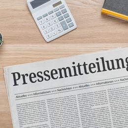 Zeitung mit der Headline Pressemitteilung