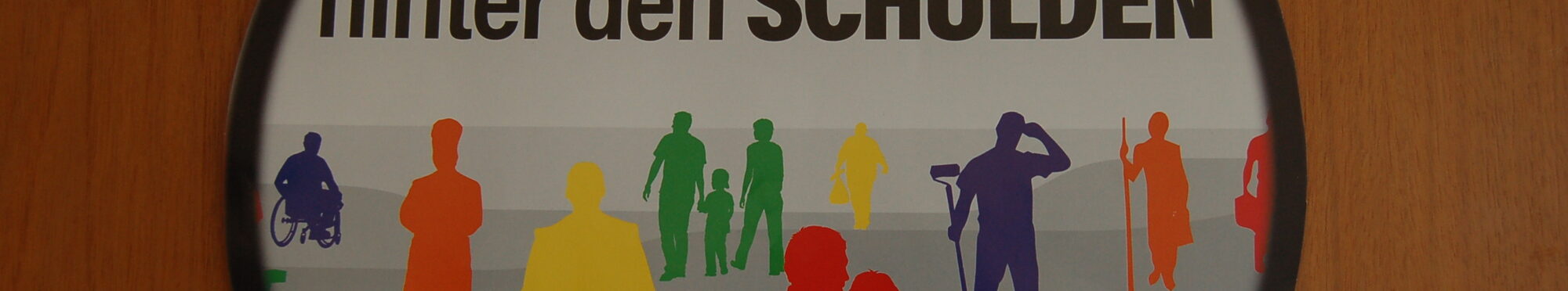 Ein Schild hängt an einer Wand.