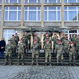 Soldaten und Landrat Wolfgang Spelthahn stehen vor dem Kreishaus
