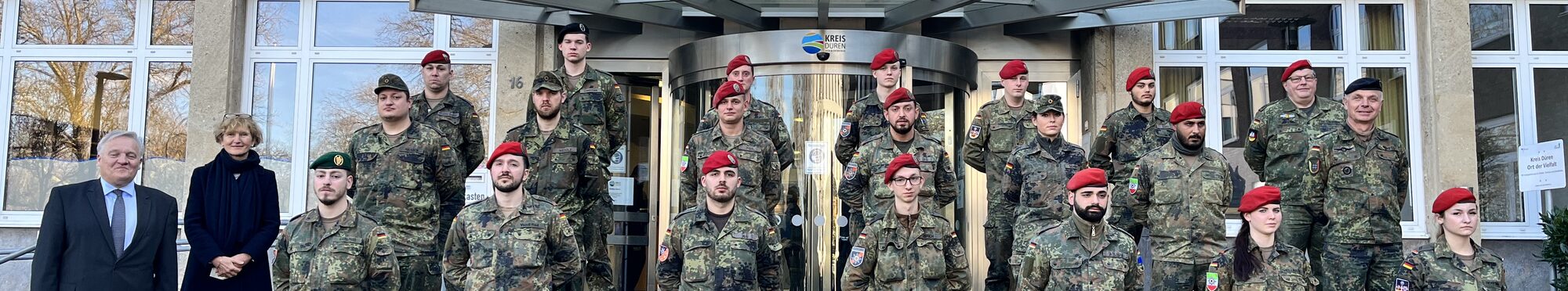 Soldaten und Landrat Wolfgang Spelthahn stehen vor dem Kreishaus.