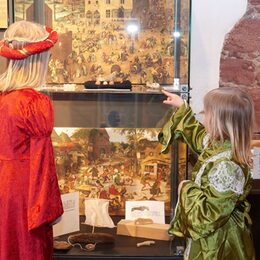 Kinder gucken sich im Burgenmuseum um