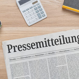 Zeitung mit der Headline Pressemitteilung