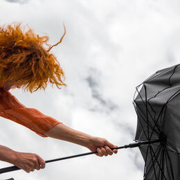 Eine Frau mit einem Regenschirm