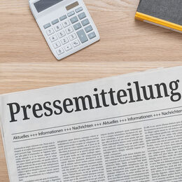 Zeitung mit der Headline Pressemitteilung