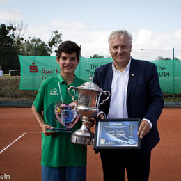 Tennisspieler Juan Carlos Prado Angelo mit Landrat Wolfgang Spelthahn auf einem Tennisplatz.