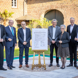 Gruppenbild mit aufgestellter Absichtserklärung.