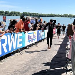 Schwimmer kommt aus dem See