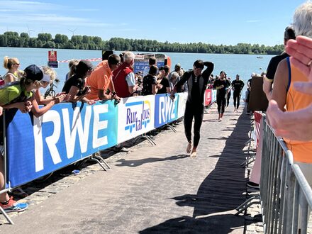 Schwimmer kommt aus dem See