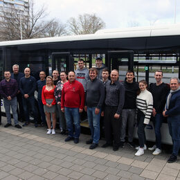 Gruppenbild der Ukrainer vor dem Bus