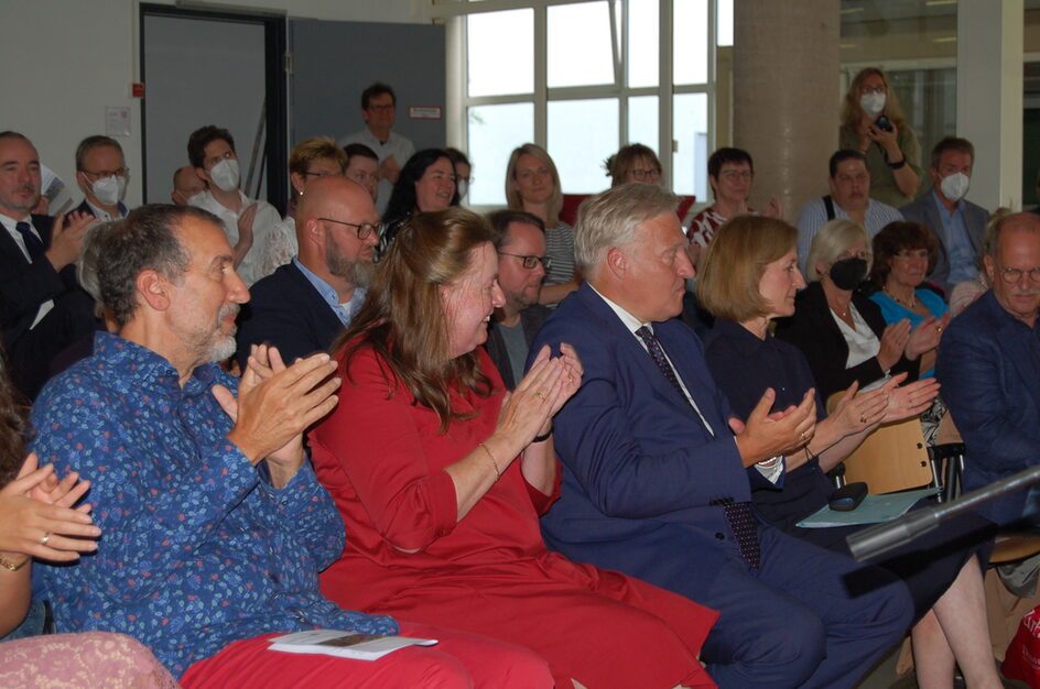 Landrat Wolfgang Spelthahn (Mitte) würdigte die Leistung von Schulleiterin Heike Schwarzbauer (2.v.l.).