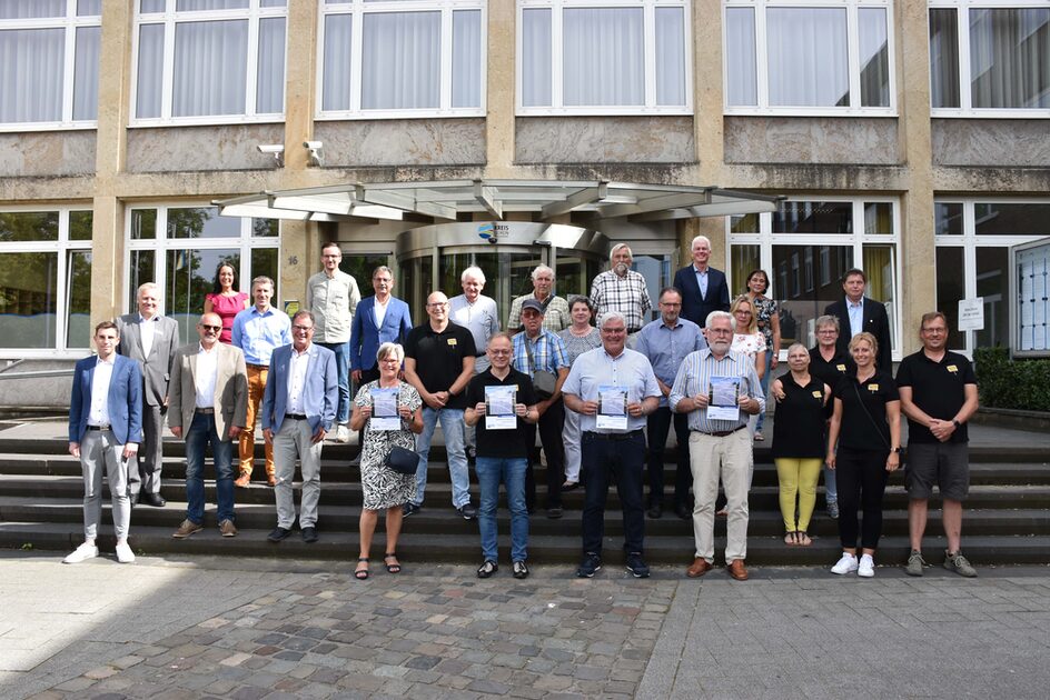 Gruppenbild vor dem Kreishaus