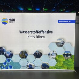 Das Foto zeigt ein Plakat mit der Aufschrift "Wasserstoffoffensive Kreis Düren"