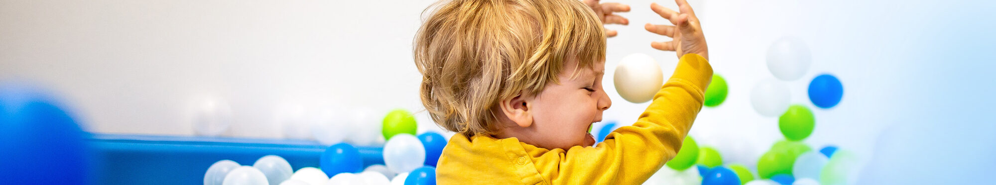 Kind spielt in Bällebad