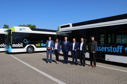 Gruppenbild vor den Wasserstoffbussen