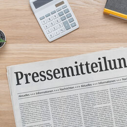 Zeitung mit der Headline Pressemitteilung