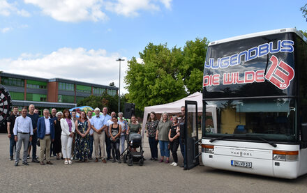 Die Vertreter vor dem Bus