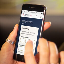 Zensus-Fragebogen auf einem Handy