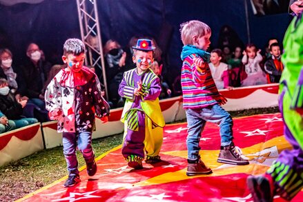 Die Kinder als Clown verkleidet in er Manege.