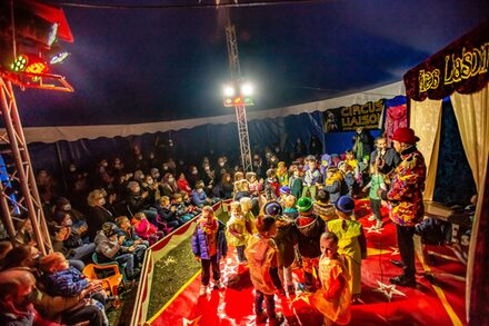 Kinder in der Manege.