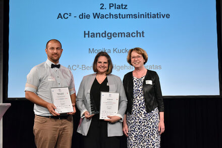 AC² Berater Bilgehan Karatas, Monika Kuckertz von Handgemacht und Anette Winkler vom Kreis Düren (v.l.) nahmen den zweiten Preis bei dem Wettbewerb "AC² - die Wachstumsinitiative" bei der diesjährigen AC²-Preisverleihung entgegen.