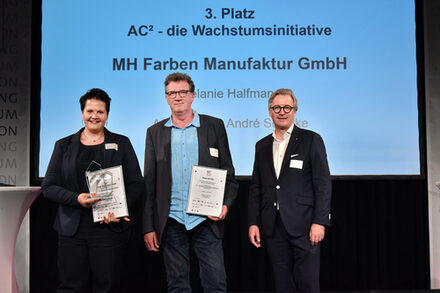 Melanie Halfmann von der Farben Manufaktur, AC² Berater André Schülke und Jens-Ulrich Meyer von der Aachener Bank freuten sich über den dritten Platz beim Wettbewerb "AC² - die Wachstumsinitiative" der Gründerregion Aachen.