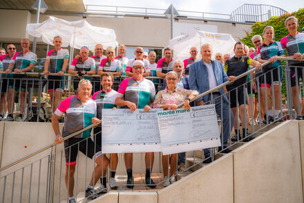 Freuen sich über die Spenden zugunsten krebskranker Kinder: (v.l.) Gerhard Marx von der Vor-Tour der Hoffnung, monte mare Geschäftsführer Patrick Doll, Volker Jungbluth von der Vor-Tour der Hoffnung, Nicola Wenzl vom Kleine Hände Jülich e.V., Kreuzaus stellvertretender Bürgermeister Peter Macherey, Landrat Wolfgang Spelthahn und Hans-Joachim Deutz, Geschäftsführer der Freizeitbad Kreuzau GmbH.