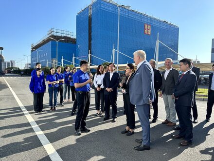 Delegation beim Besuch eines Unternehmens. Das Bild entstand beim Gespräch vor dem Gebäude.