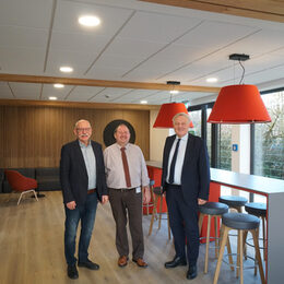 Wolfgang Spelthahn, Nobiz-Schulleiter Stefan Wilms und Peter Kaptain (Geschäftsführer GIS) besuchten das neue Boardinghouse auf dem Campus Stockheim. Foto: Kreis Düren