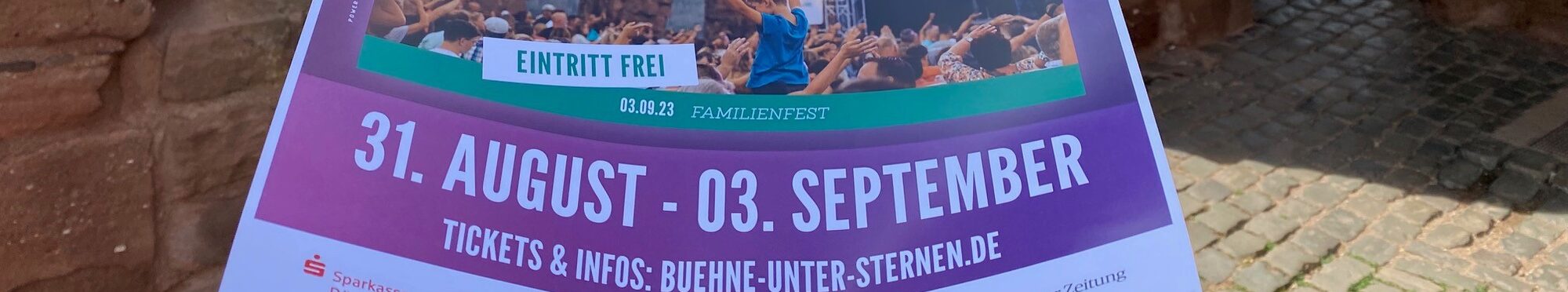 Plakat Vordergrund der Bühne unter Sternen