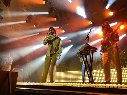 Zu sehen ist der Sänger Alvaro Soler mit Band.