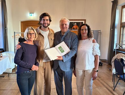 Bild zeigt Alvaro Soler nach der Verewigung im Goldenen Buch des Kreises Düren.